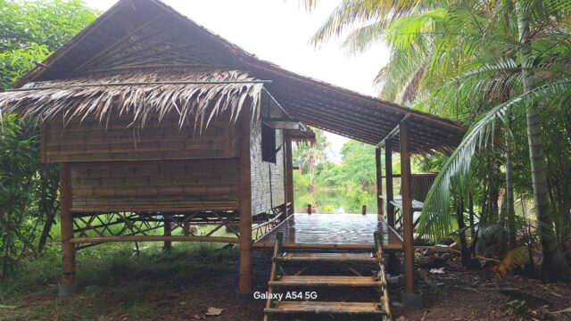บ้านไม้ไผ่ริมบ่อน้ำขนาดใหญ่